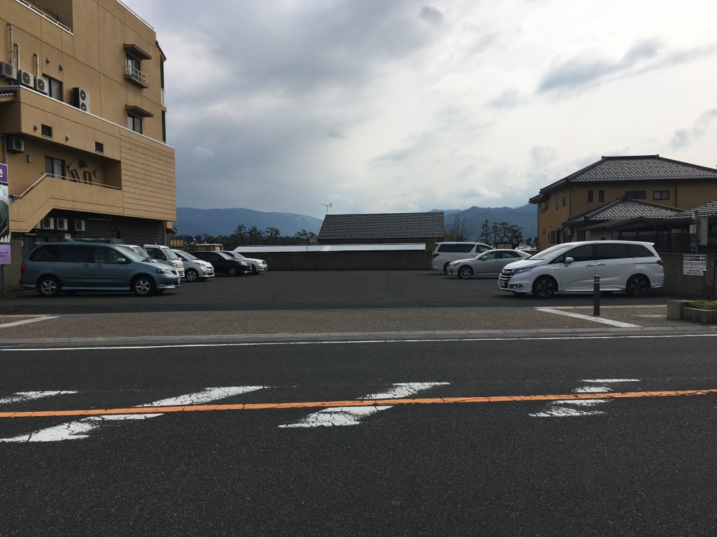 松井物産駐車場